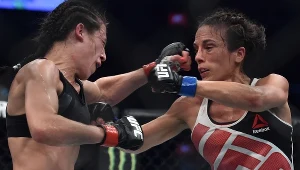 Joanna Jędrzejczyk (z lewej) podczas walki z Valerie Letourneau