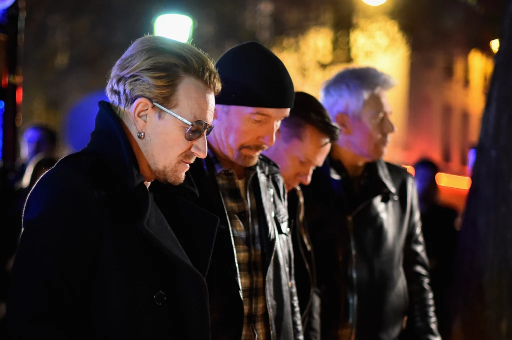 Muzycy U2 oddają hołd ofiarom pod Bataclan w Paryżu