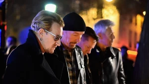 Muzycy U2 oddają hołd ofiarom pod Bataclan w Paryżu