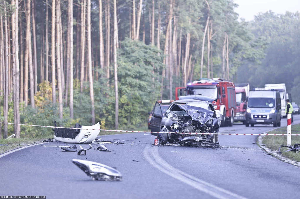 Mokra nawierzchnia, liście, niska temperatura to czynniki zwiększające ryzyko wypadku