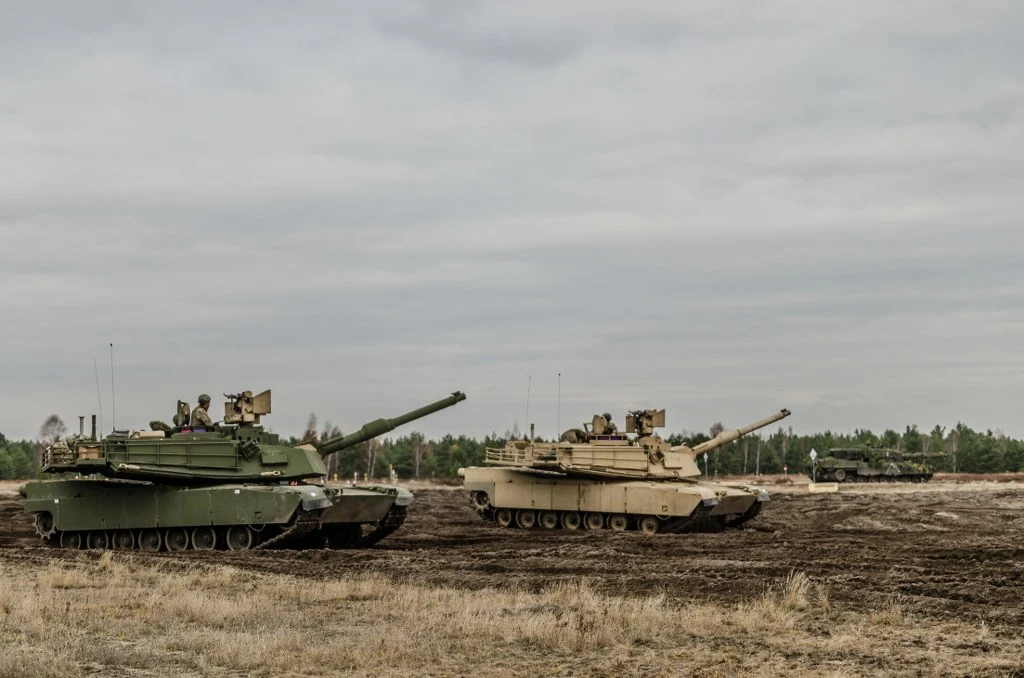 Czołgi M1 Abrams wyjeżdżają na pozycje