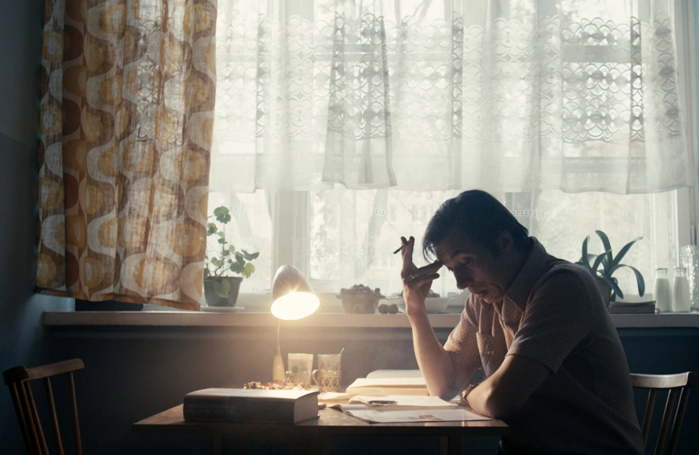 - To z pewnością nie jest kolejny film o seryjnym mordercy. Bohaterem filmu jest zwykły człowiek postawiony w sytuacji, która go przerasta. Zmagając się ze swoimi słabościami, ambicjami, również systemem społeczno-politycznym, bliski jest przekroczenia niebezpiecznej granicy, by z bohatera stać się antybohaterem - mówi reżyser, Maciej Pieprzyca.