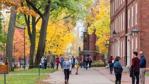 Roczny koszt studiowania na Harvardzie, wraz z opłatami za żywność i mieszkanie, kosztował w 2022 r. ponad 95 tys. dolarów