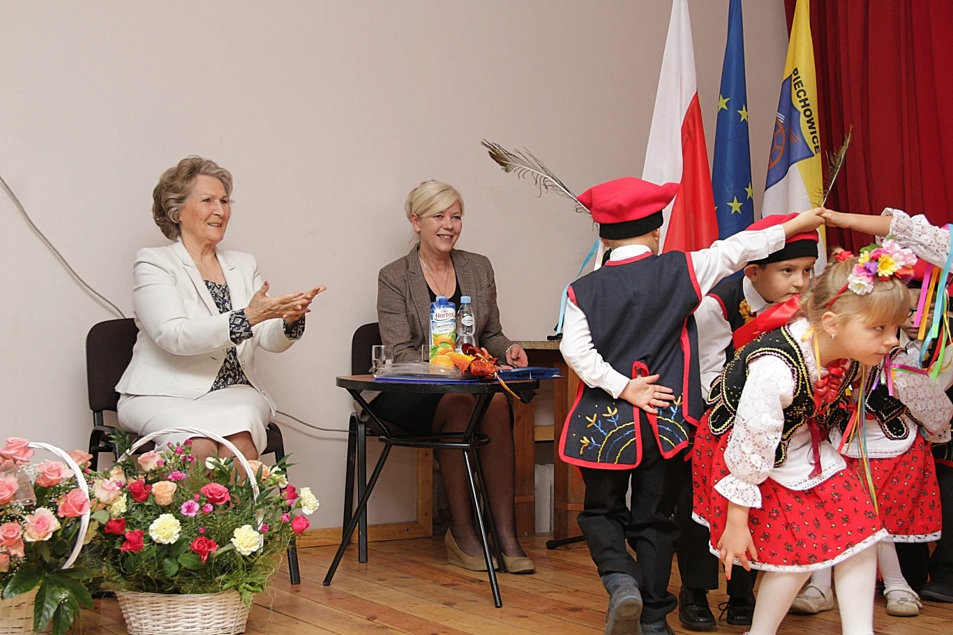 Irena Santor ogląda występ dzieci z miejscowego przedszkola