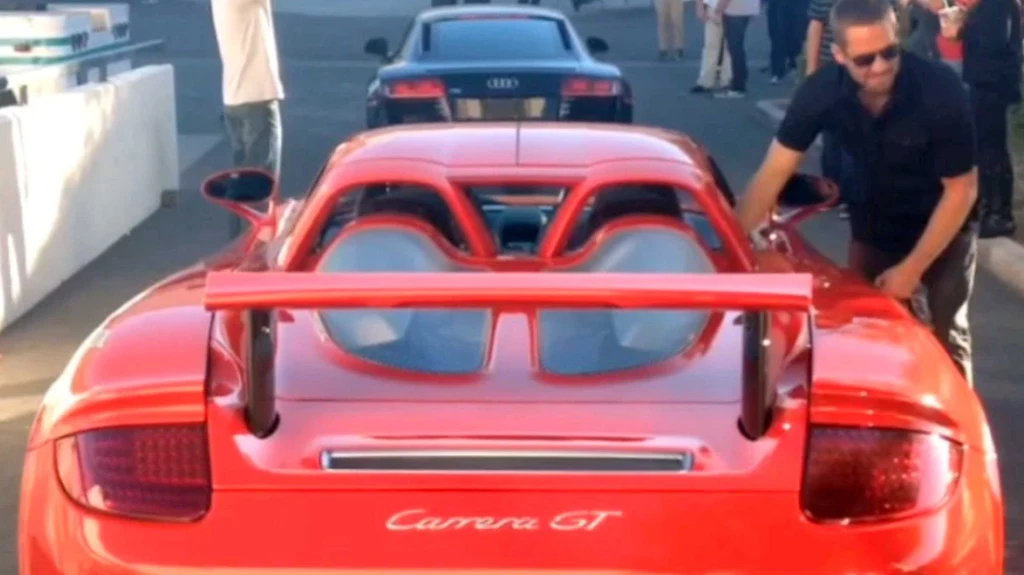 Paul Walker wsiada do Porsche Carrera GT