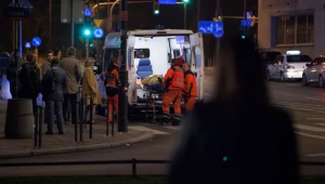 Przez szybę kawiarni Zuza zobaczy karetkę. Wybiegnie i będzie świadkiem, jak sanitariusze zabierają mężczyznę. Będzie mieć złe przeczucia...