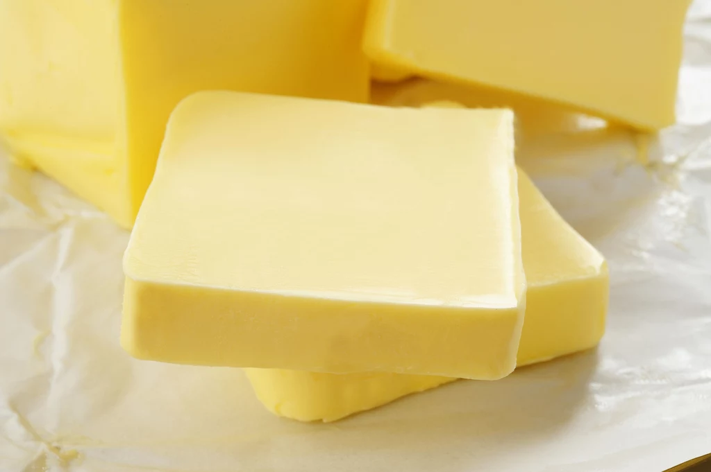 Masło i tłuszcze roślinne należy dodawać do zupek i jarzynek (1 łyżeczkę na porcję) oraz używać do smarowania pieczywa