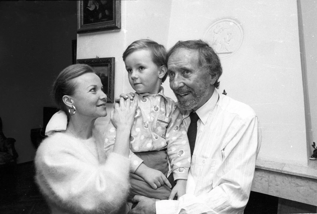 Laura Łącz i Krzysztof Chamiec z synem Andrzejem, 1994 r. Laura Łącz i Krzysztof Chamiec z synem Andrzejem, 1994 r.