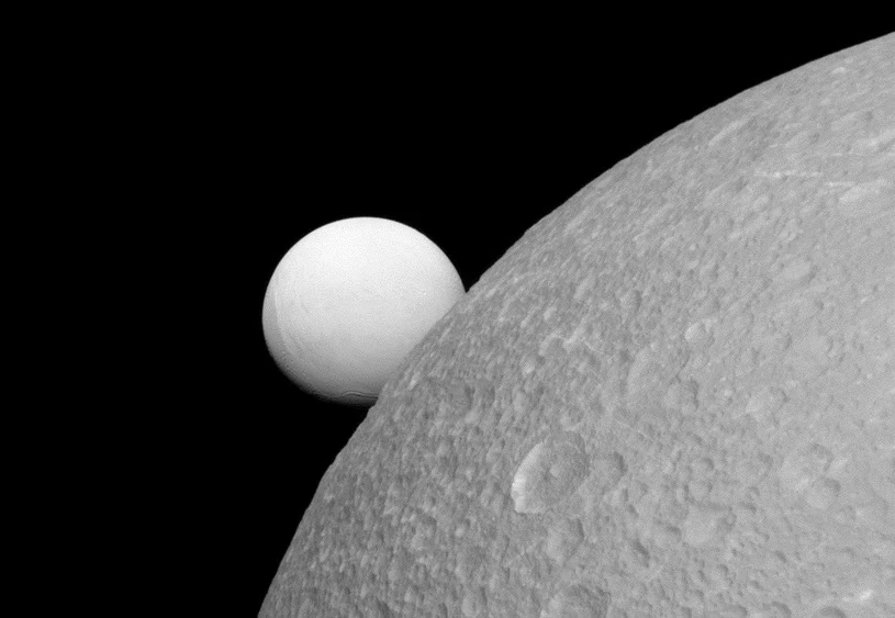 Księżyce Saturna: Dione (bliżej) i Enceladus