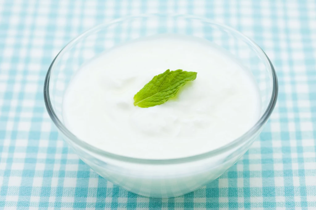 Możesz zrobić maluchowi zdrowy przysmak, dodając do takiego jogurtu zmiksowane owoce