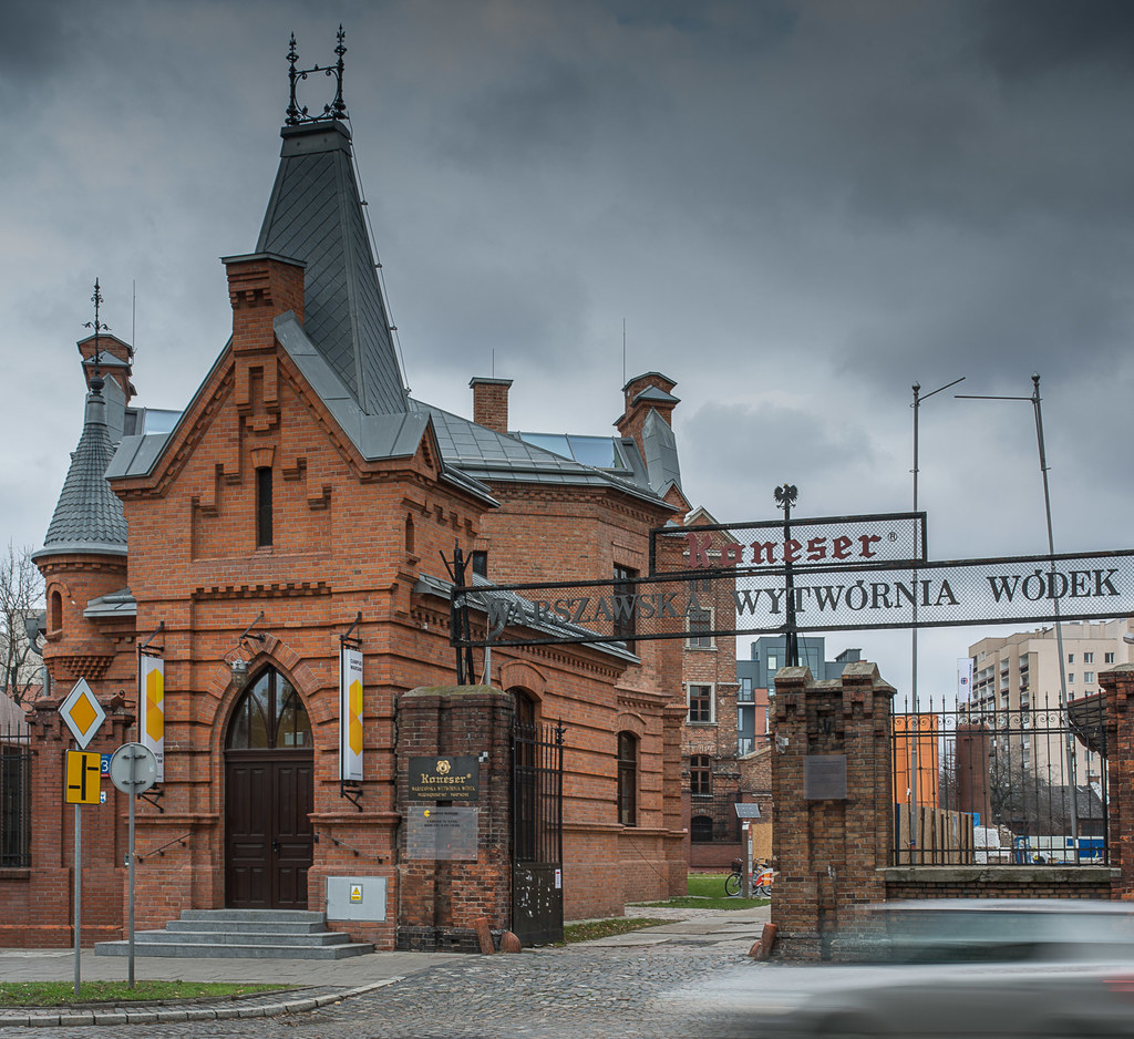 Campus Warsaw znajduje się na terenie Centrum Praskiego Koneser przy ulicy Ząbkowskiej  w Warszawie