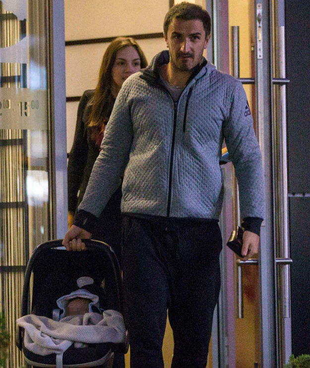 Paulina Krupińska i Sebastian Karpiel-Bułecka z córką