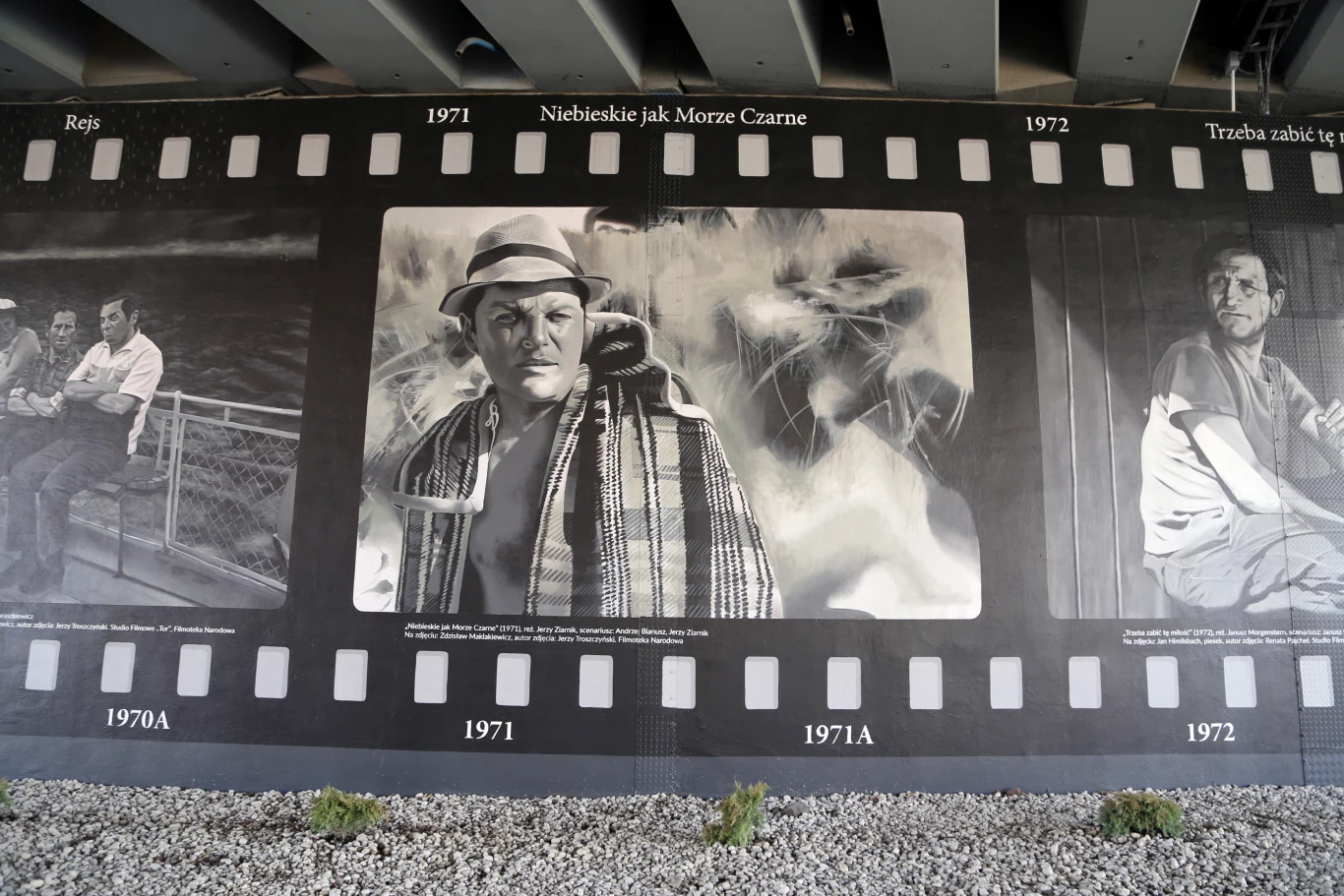 Mural z kadrami z filmów, w których wystąpili Jan Himilsbach i Zdzisław Maklakiewicz, powstał na murze przyczółka wiaduktu kolejowego przy ulicy Kłopot w Warszawie, pomiedzy rondami nazwanymi na cześć aktorow. 