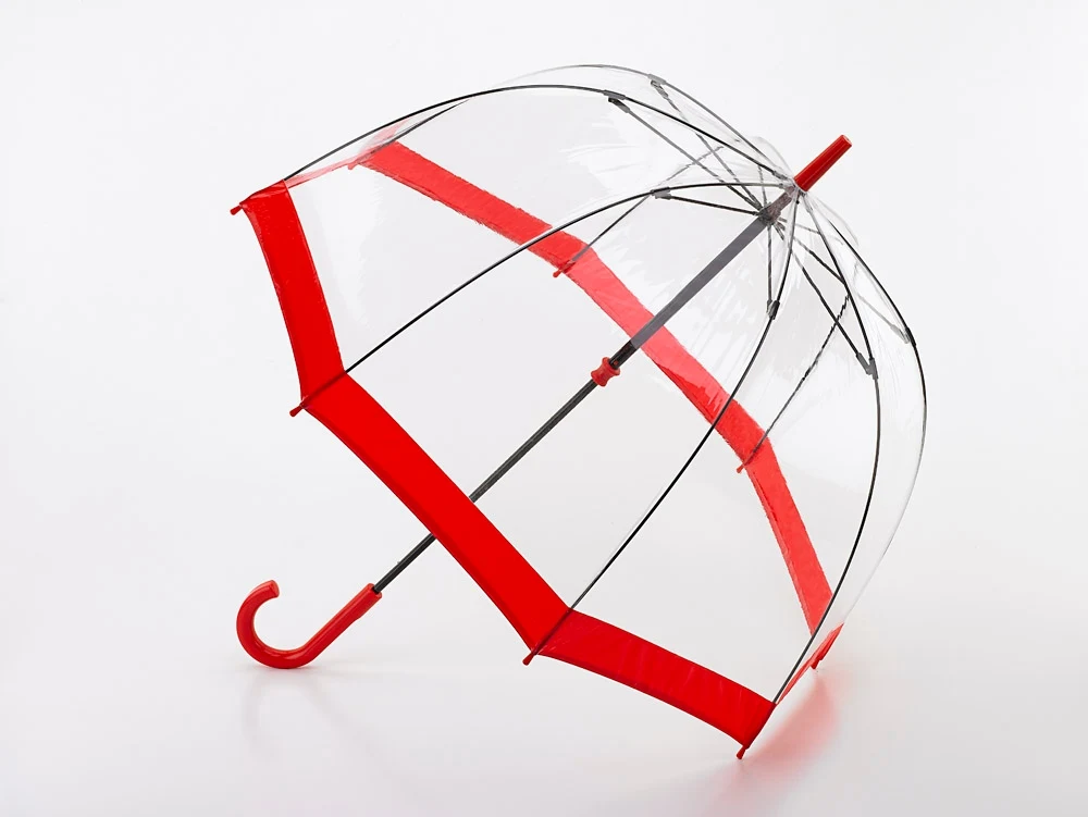 Widzieć i być widocznym! W roku 1967 Fulton, wprowadził przezroczyste parasole w kształcie ptasiego gniazda. Wkrótce zainteresowała się nimi Królowa Matka. Od tego czasu parasole Birdcage są ulubionymi parasolami Ich Królewskich Mości. Ceny od 113 zł Widzieć i być widocznym! W roku 1967 Fulton, wprowadził przezroczyste parasole w kształcie ptasiego gniazda. Wkrótce zainteresowała się nimi Królowa Matka. Od tego czasu parasole Birdcage są ulubionymi parasolami Ich Królewskich Mości. Ceny od 113 zł