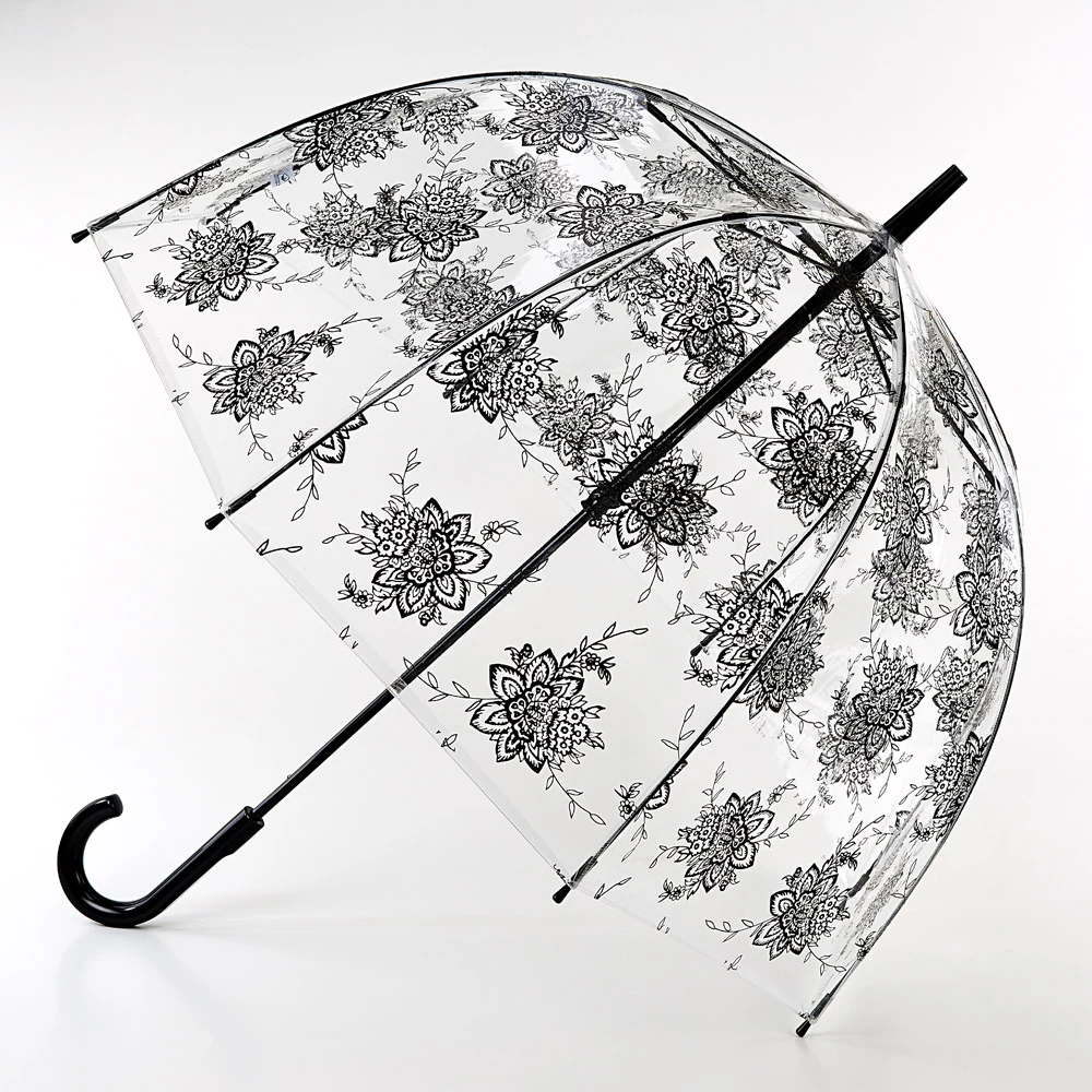 Widzieć i być widocznym! W roku 1967 Fulton, wprowadził przezroczyste parasole w kształcie ptasiego gniazda. Wkrótce zainteresowała się nimi Królowa Matka. Od tego czasu parasole Birdcage są ulubionymi parasolami Ich Królewskich Mości. Ceny od 113 zł Widzieć i być widocznym! W roku 1967 Fulton, wprowadził przezroczyste parasole w kształcie ptasiego gniazda. Wkrótce zainteresowała się nimi Królowa Matka. Od tego czasu parasole Birdcage są ulubionymi parasolami Ich Królewskich Mości. Ceny od 113 zł