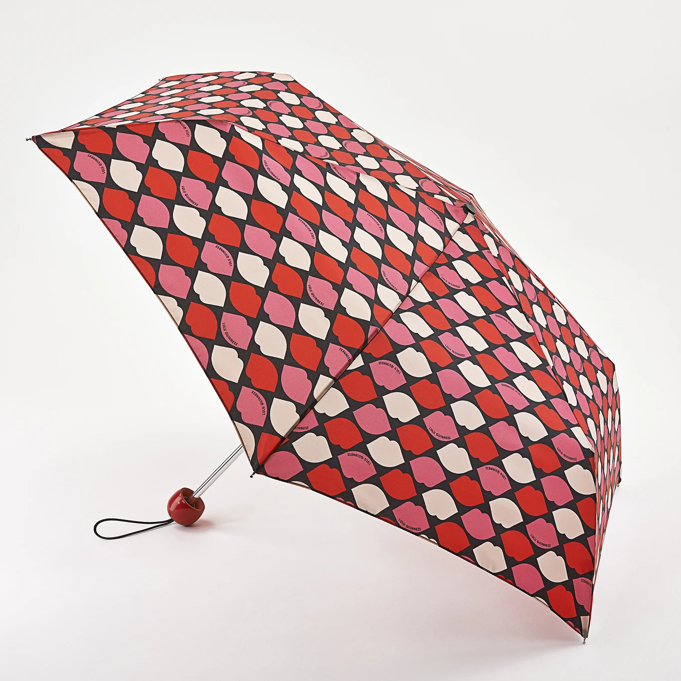 Wyjątkowy design i wyborna jakość wykonania. Lady Lulu Guiness – jedna z najbardziej znanych brytyjskich projektantek mody tworzy od dekady wraz z Fultonem parasole wykorzystując swoje najbardziej rozpoznawalne motywy. Ceny od 176 zł Wyjątkowy design i wyborna jakość wykonania. Lady Lulu Guiness – jedna z najbardziej znanych brytyjskich projektantek mody tworzy od dekady wraz z Fultonem parasole wykorzystując swoje najbardziej rozpoznawalne motywy. Ceny od 176 zł