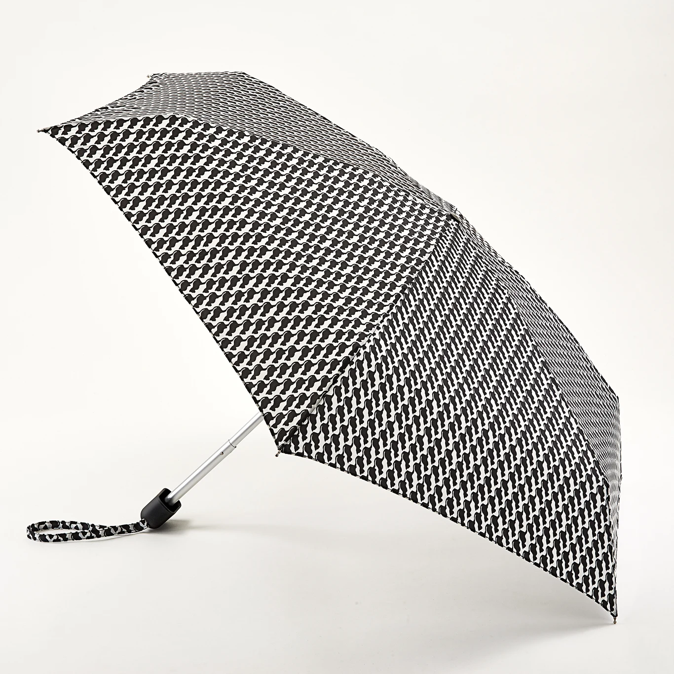 Nawet najmniejsza kobieca torebka potrafi zmieścić wszystko… co konieczne. Parasol Fulton Tiny zmieści się więc w każdej torebce- to jeden z najmniejszych i najlżejszych a przy tym odpornych na wiatr parasoli na świecie. Ceny: od 120 zł Nawet najmniejsza kobieca torebka potrafi zmieścić wszystko… co konieczne. Parasol Fulton Tiny zmieści się więc w każdej torebce- to jeden z najmniejszych i najlżejszych a przy tym odpornych na wiatr parasoli na świecie. Ceny: od 120 zł