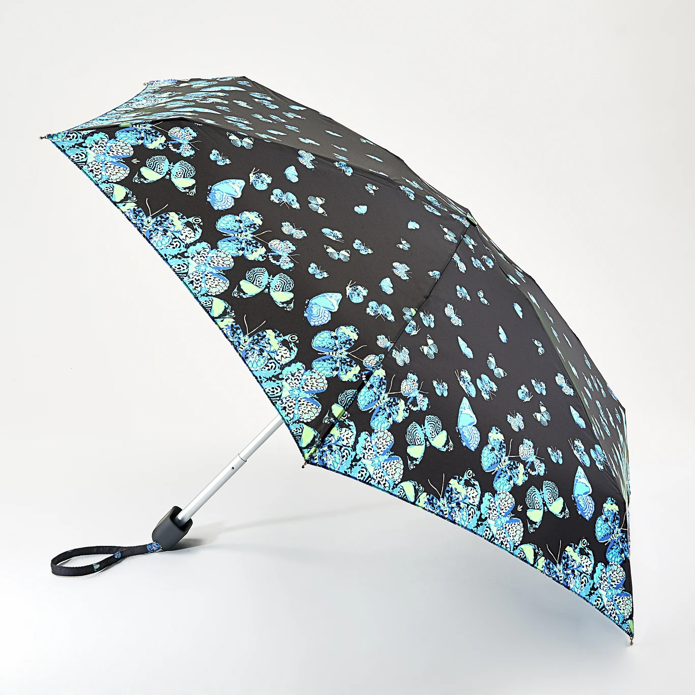 Nawet najmniejsza kobieca torebka potrafi zmieścić wszystko… co konieczne. Parasol Fulton Tiny zmieści się więc w każdej torebce- to jeden z najmniejszych i najlżejszych a przy tym odpornych na wiatr parasoli na świecie. Ceny: od 120 zł Nawet najmniejsza kobieca torebka potrafi zmieścić wszystko… co konieczne. Parasol Fulton Tiny zmieści się więc w każdej torebce- to jeden z najmniejszych i najlżejszych a przy tym odpornych na wiatr parasoli na świecie. Ceny: od 120 zł