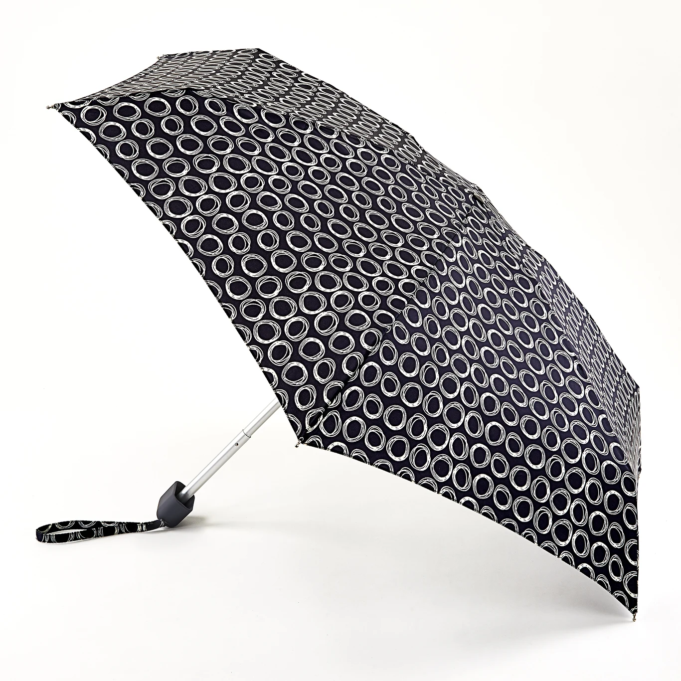 Nawet najmniejsza kobieca torebka potrafi zmieścić wszystko… co konieczne. Parasol Fulton Tiny zmieści się więc w każdej torebce- to jeden z najmniejszych i najlżejszych a przy tym odpornych na wiatr parasoli na świecie. Ceny: od 120 zł Nawet najmniejsza kobieca torebka potrafi zmieścić wszystko… co konieczne. Parasol Fulton Tiny zmieści się więc w każdej torebce- to jeden z najmniejszych i najlżejszych a przy tym odpornych na wiatr parasoli na świecie. Ceny: od 120 zł