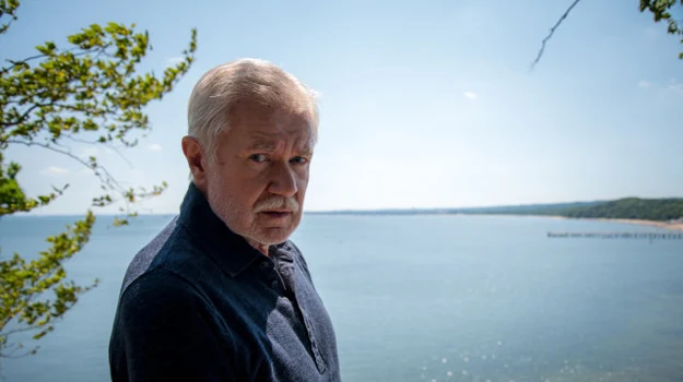 – Ekipa dobrana jest „w punkt” – mówi aktor. – Każdy wie, co ma robić – dodaje. Zachwyca się też grą serialowej córki i jej męża, czyli Edyty Olszówki i Cezarego Pazury – Ekipa dobrana jest „w punkt” – mówi aktor. – Każdy wie, co ma robić – dodaje. Zachwyca się też grą serialowej córki i jej męża, czyli Edyty Olszówki i Cezarego Pazury