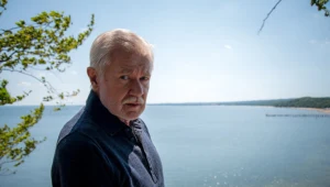 – Ekipa dobrana jest „w punkt” – mówi aktor. – Każdy wie, co ma robić – dodaje. Zachwyca się też grą serialowej córki i jej męża, czyli Edyty Olszówki i Cezarego Pazury