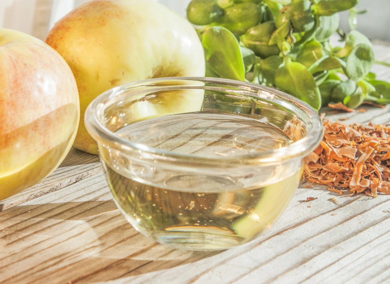 Ocet jabłkowy warto pić regularnie, ponieważ przyspiesza procesy trawienne. 