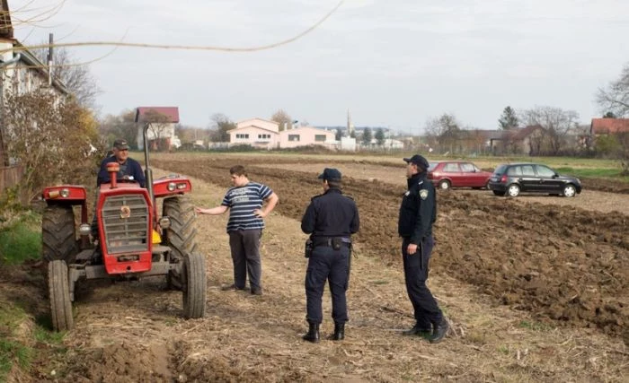 Pavao Bedeković w rozmowie z policjantami. Funkcjonariusze po cichu przyznali rację rolnikowi