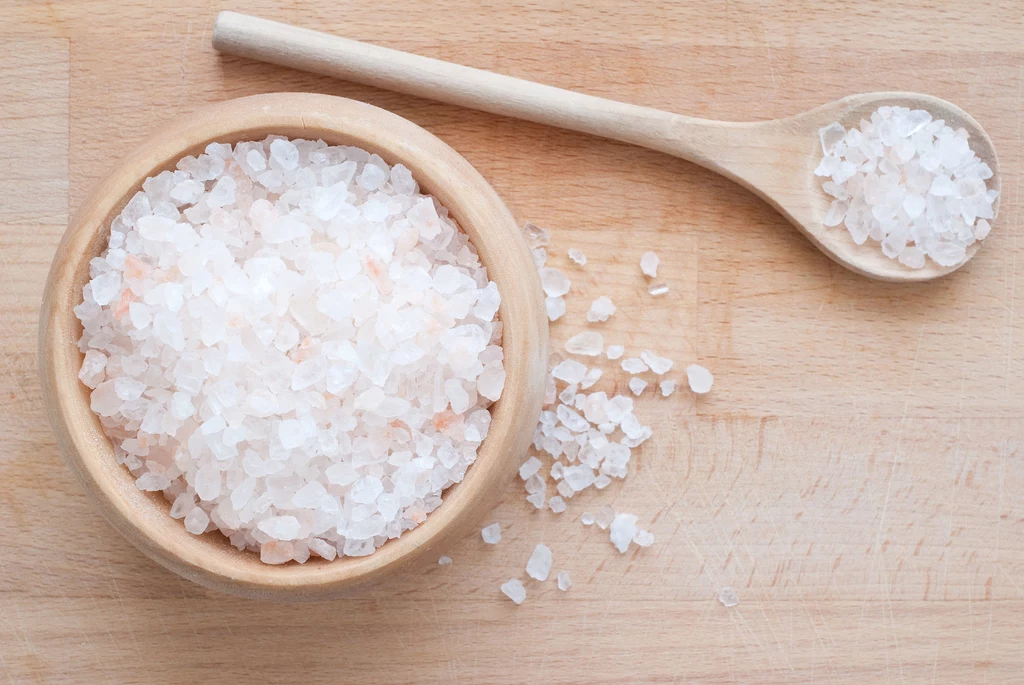 Sól obciąża nerki, pogarsza przyswajanie wapnia i w przyszłości może być przyczyną nadciśnienia