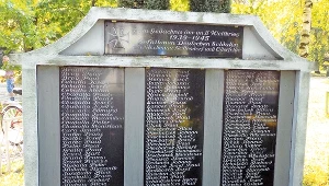 Tablica ku pamięci mieszkańców Boguszyc poległych podczas  II wojny światowej (ok. 120 nazwisk)