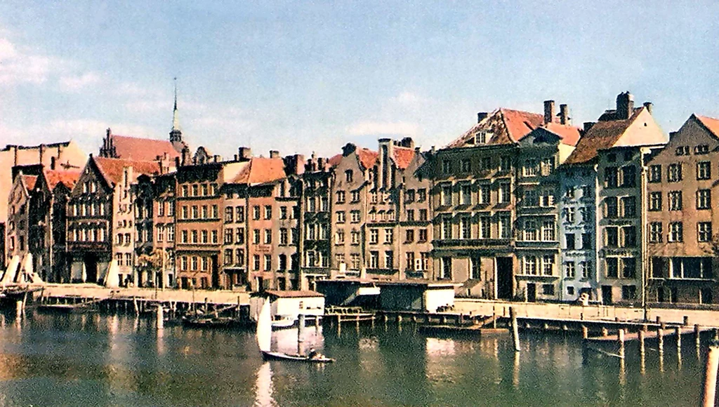 Panorama Starego Miasta w Elbingu od strony rzeki o tej samej nazwie przed zniszczeniem w 1945 roku. Panorama Starego Miasta w Elbingu od strony rzeki o tej samej nazwie przed zniszczeniem w 1945 roku.