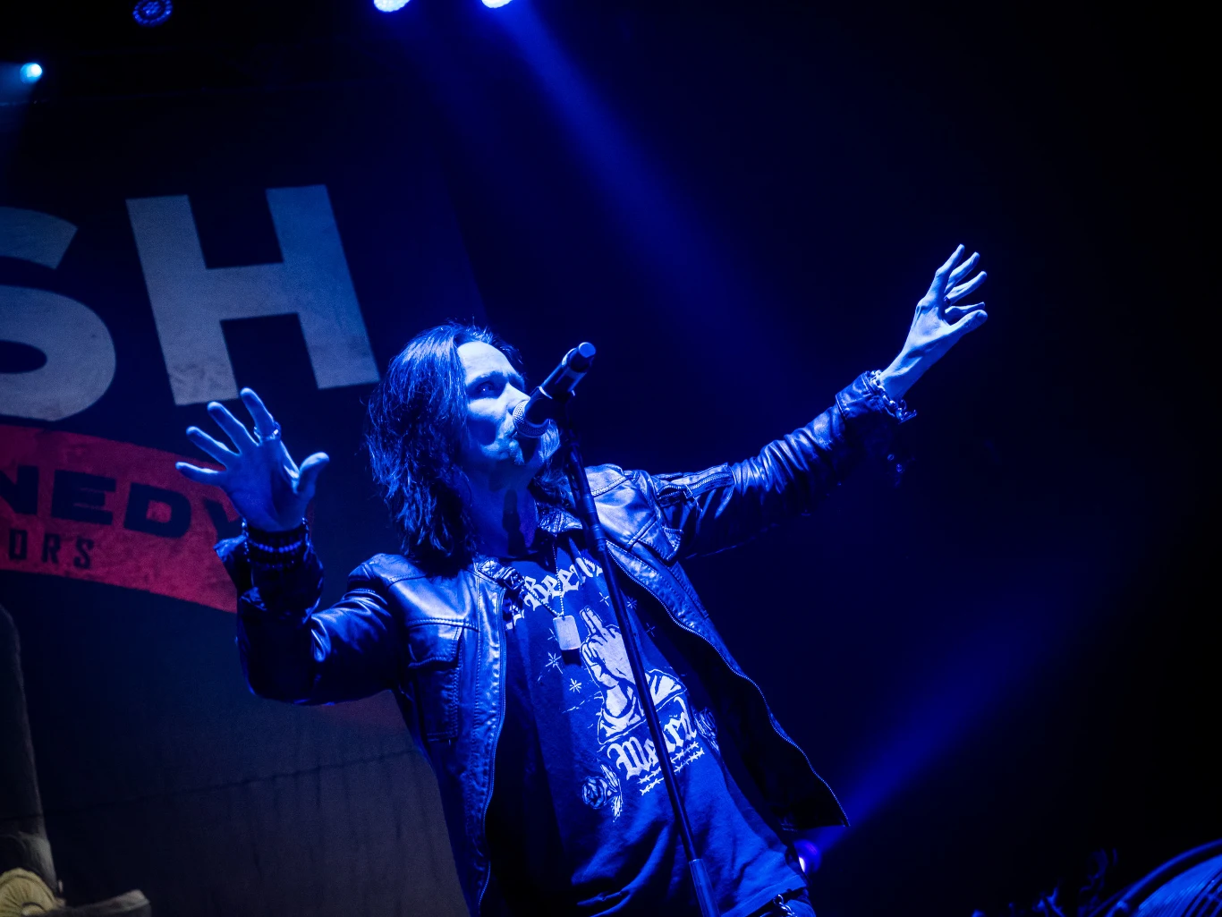 Pod tą nieco przydługawą nazwą kryje się legendarny gitarzysta Slash, wokalista Myles Kennedy i wspierający ich zespół