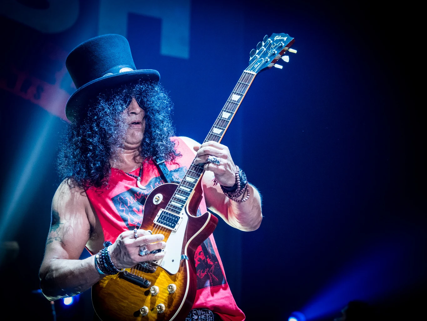 Podczas koncertu Slash uraczył fanów 10-minutową solówką podczas "Rocket Queen"