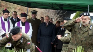 Antoni Macierewicz podczas ceremoniału pogrzebowego Teofila Jurka