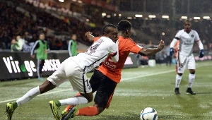 Piłkarz PSG Blaise Matuidi (z lewej) i Lamine Gassama