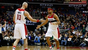 Marcin Gortat (z lewej) i Jared Dudley