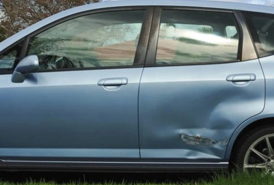 Nawet nieduże uszkodzenie drzwi wymaga zwykle ich wymiany Nawet nieduże uszkodzenie drzwi wymaga zwykle ich wymiany