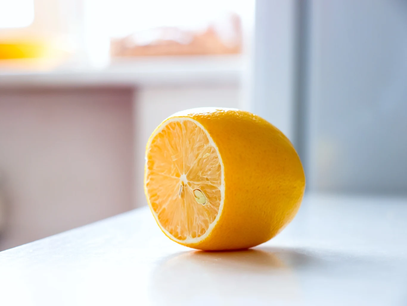 Podobnie jak aromat mięty, również zapach soku z cytryny jest niezwykle irytujący dla pająków Podobnie jak aromat mięty, również zapach soku z cytryny jest niezwykle irytujący dla pająków