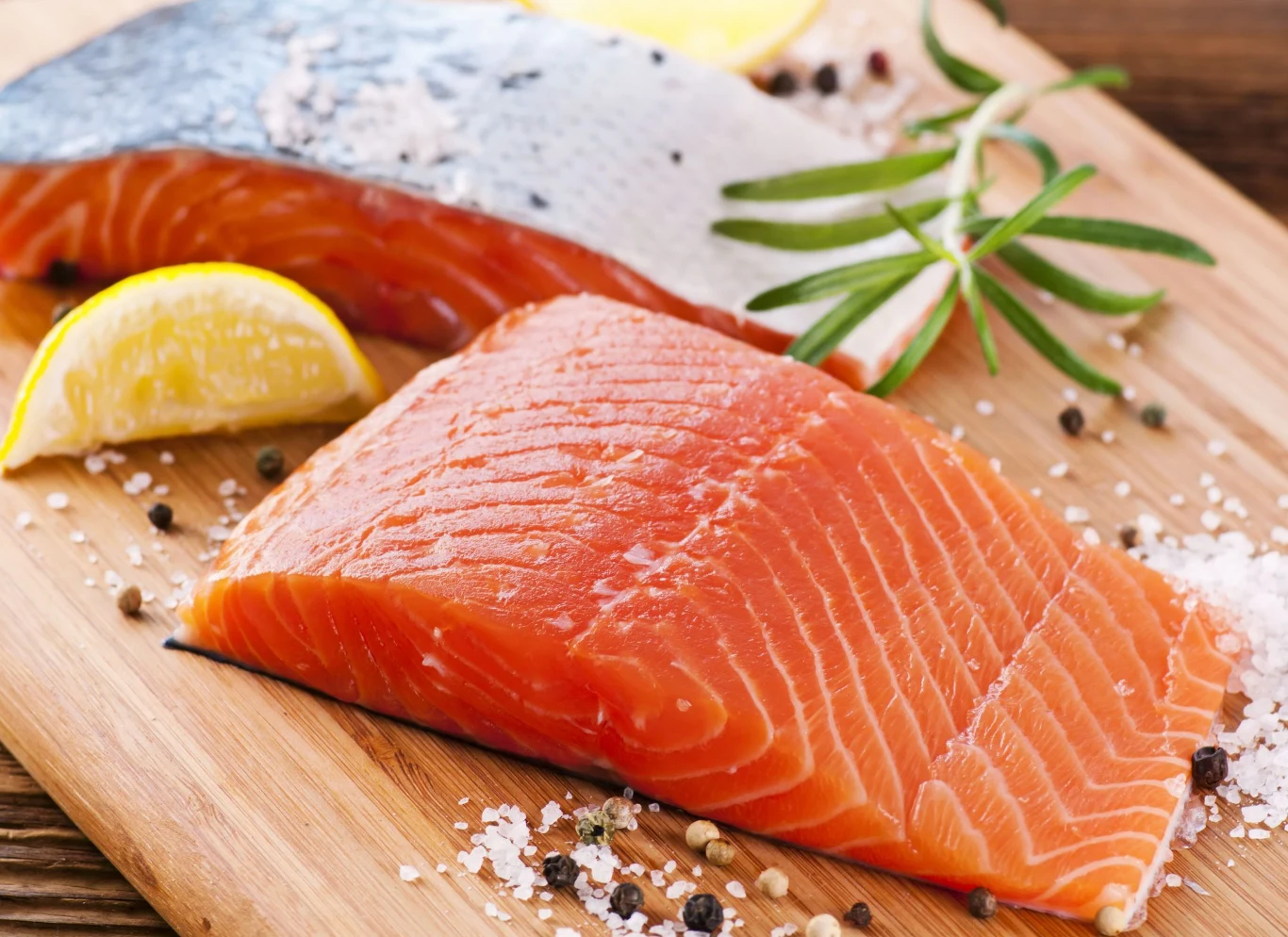 Tak przyrządzony łosoś smakuje najlepiej na świecie. Wystarczy połączyć sól i cukier Tak przyrządzony łosoś smakuje najlepiej na świecie. Wystarczy połączyć sól i cukier