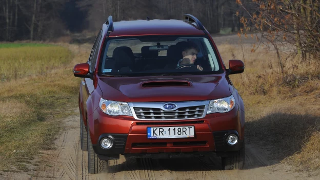 Wszystkie diesle mają charakterystyczny wlot na masce. Nie znajdziemy go w benzynowej odmianie dwulitrowej. Auto na zdjęciach to Forester w wersji po liftingu.