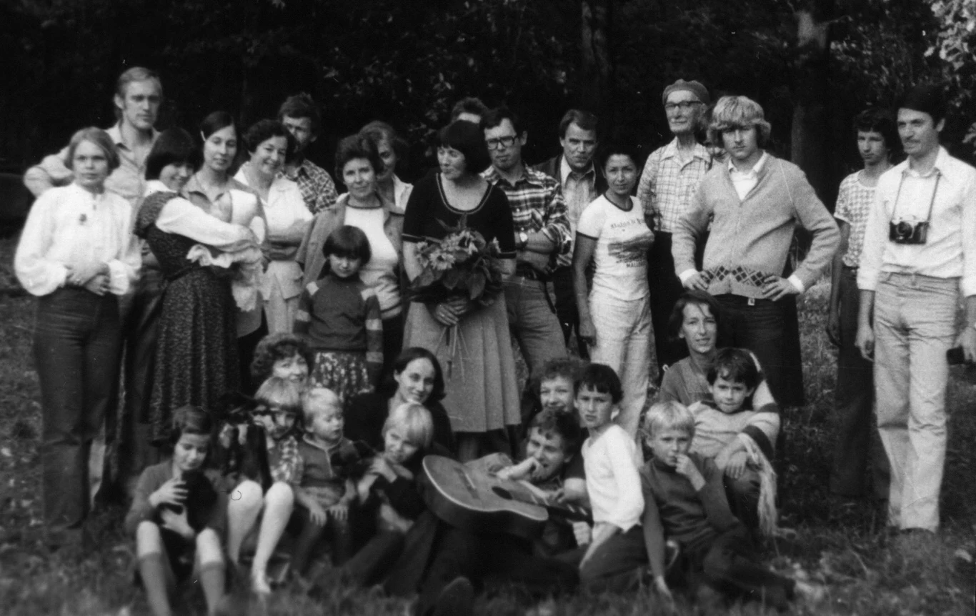 Kornel Morawiecki ze znajomymi w Pęgowie (1977)