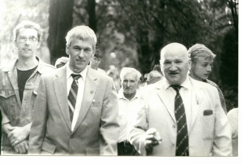 Kornel Morawiecki na Powązkach - 1 sierpnia 1990 r. Na zdjęciu z Wojciechem Ziembińskim