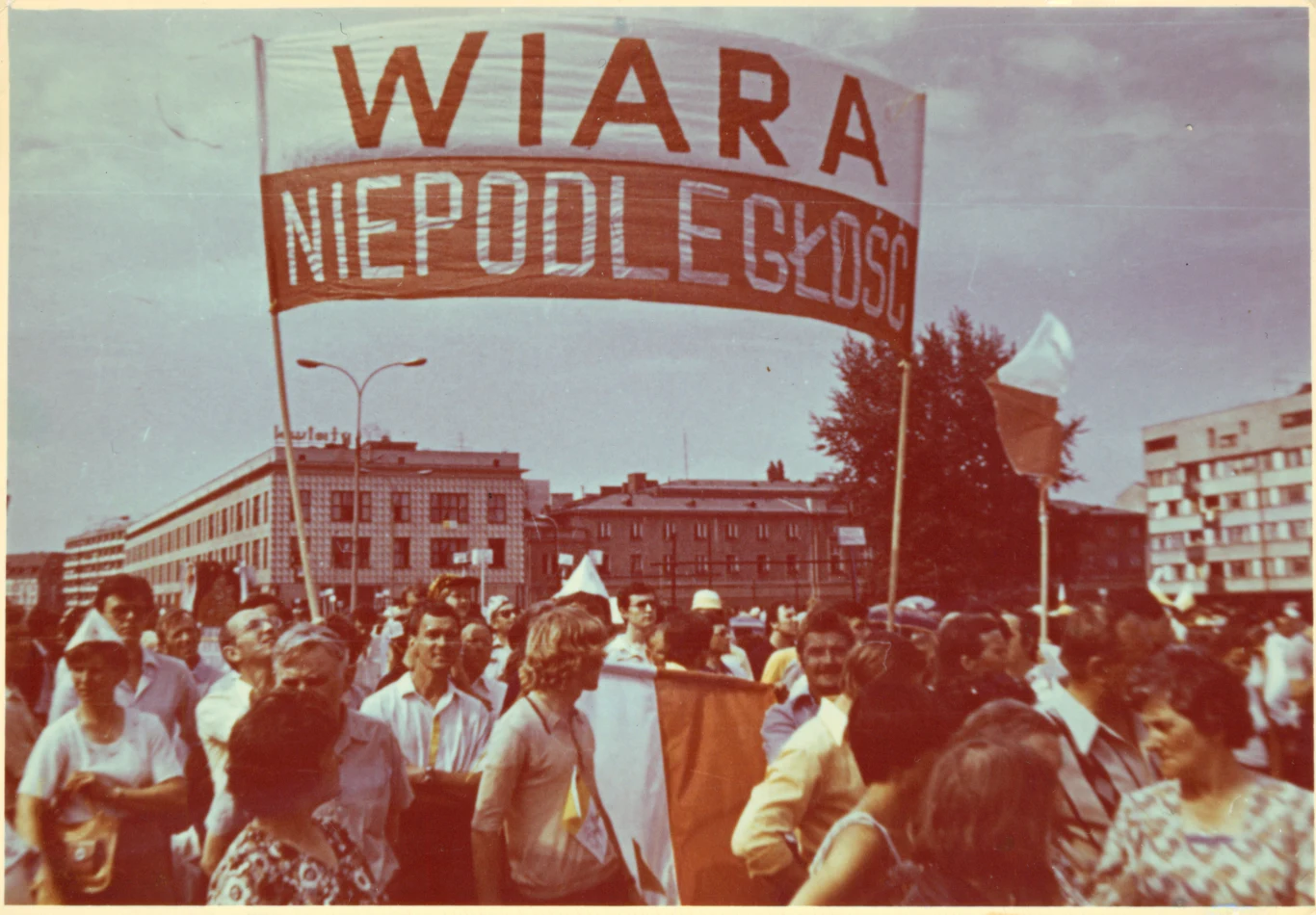 Kornel Morawiecki z transparentem "Wiara Niepodległość" podczas pierwszej pielgrzymki Jana Pawła II do Polski w 1979 r.
