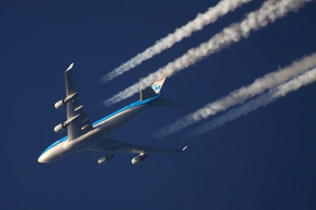 Chemtrails - wiele osób wierzy, że smugi kondensacyjne to tak naprawdę środki chemiczne, którymi jesteśmy zatruwani