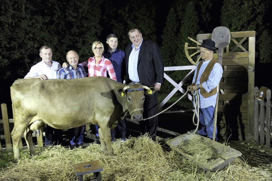 Adam Kraśko z innymi uczestnikami pierwszej edycji "Rolnik szuka żony"