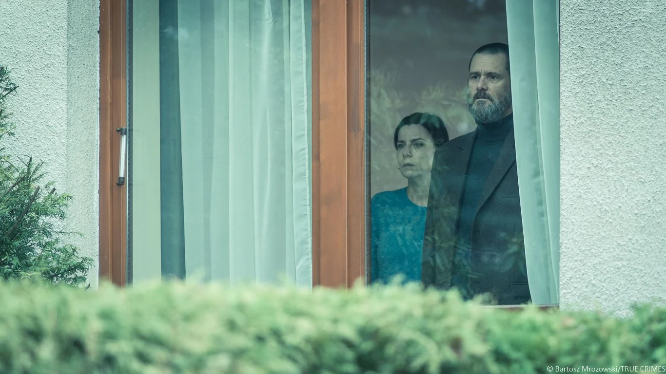 Za produkcję "True Crimes" odpowiedzialny jest Brett Ratner ("X-Men 3: Ostatni bastion", seria "Godziny szczytu"). Koproducentem obrazu jest łódzki Opus Film, który ma na swoim koncie m.in. nagrodzoną Oscarem "Idę" Pawła Pawlikowskiego.

Na zdjęciu- Agata Kulesza i Jim Carrey.