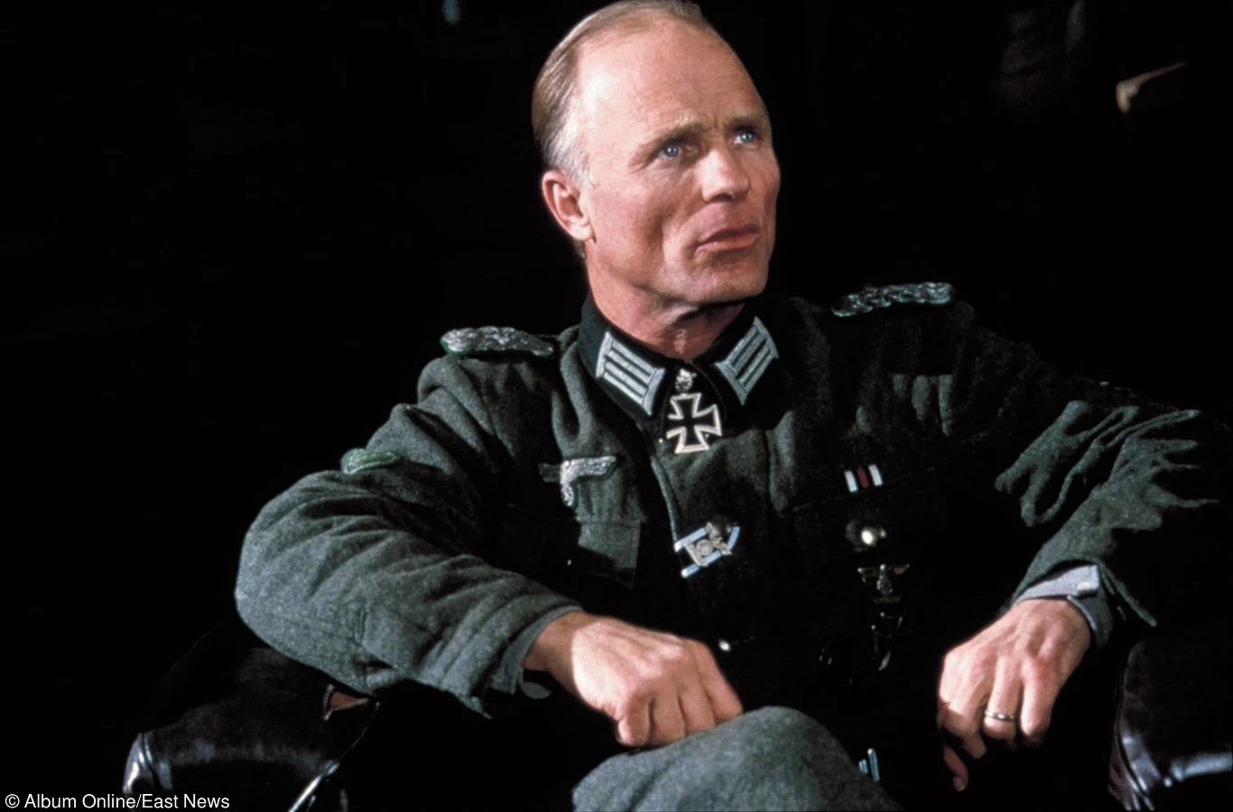 Ed Harris w filmie "Wróg u bram" Ed Harris w filmie "Wróg u bram"