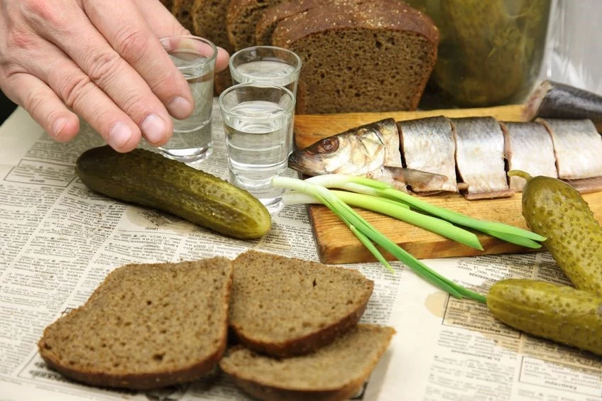 W Polsce bardzo często smak śledzia zabija się wódką