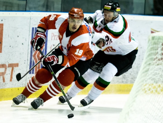 Marcin Kolusz (P) z GKS-u Tychy i Grzegorz Pasiut (L) z Comarch Cracovii 