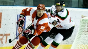 Marcin Kolusz (P) z GKS-u Tychy i Grzegorz Pasiut (L) z Comarch Cracovii 