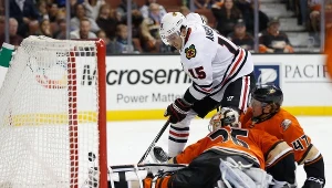 Artiom Anisimow w ataku na bramkę Ducks